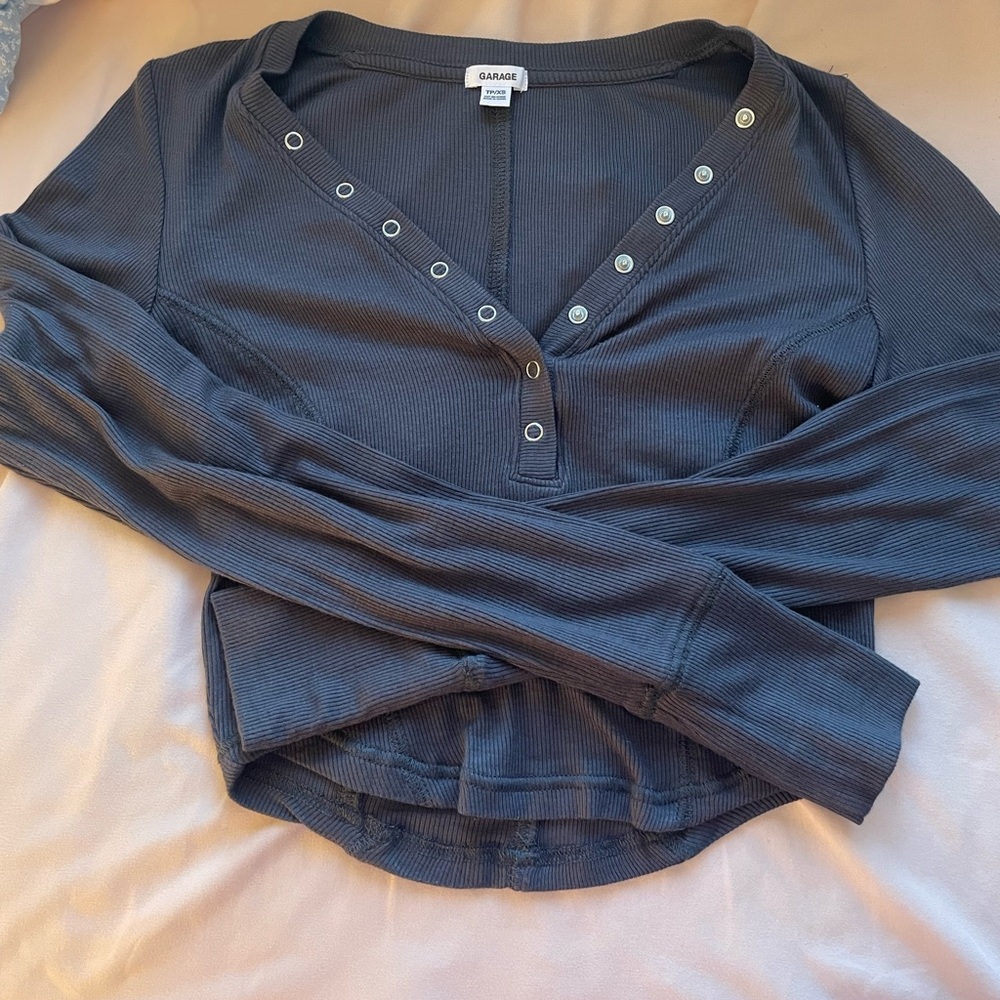 brand: garage size: extra small long sleeve cropped dark grey shirt